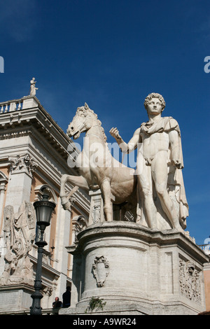 Statue de l'un des Dioscures en haut de l'escalier Cordonata menant à la Piazza del Campidoglio à Rome Italie Banque D'Images