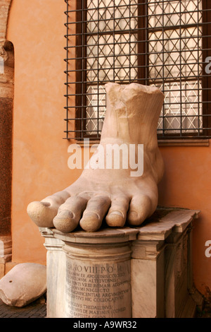 Fragment de la gigantesque staute de Constantine dans la cour du Palazzo dei Conservatori à Rome Italie Banque D'Images