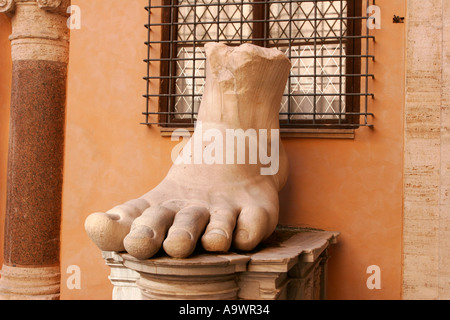 Fragment de la gigantesque staute de Constantine dans la cour du Palazzo dei Conservatori à Rome Italie Banque D'Images