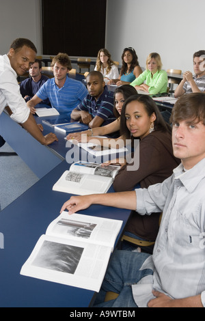 Portrait d'Enseignant et élèves en classe Banque D'Images