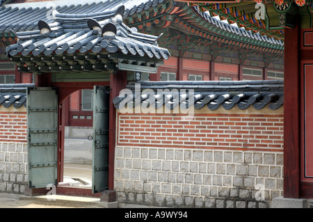 Porte et mur traditionnel coréen Banque D'Images