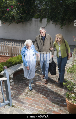 Mature couple walking avec senior woman vers l'avant de la chambre Banque D'Images