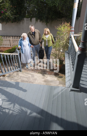 Mature couple walking avec senior woman vers l'avant de la chambre Banque D'Images