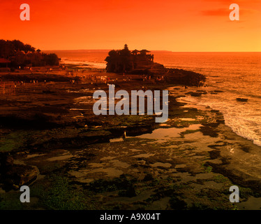 TEMPLE de Tanah Lot pittoresque littoral Bali INDONÉSIE Banque D'Images