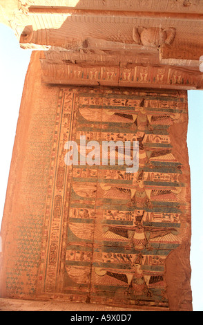 Les hiéroglyphes sur un plafond à Kom Ombo temple par le Nil Egypte Banque D'Images