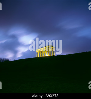 Bâtiment classique, sur une colline dans la nuit ; Penshaw Monument, Penshaw, Sunderland, Tyne and Wear, England, UK. Banque D'Images