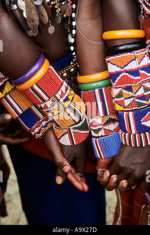 Lolgorian, au Kenya. Manyatta Masaï Siria ; moran guerriers se tenant la main avec des bracelets. Banque D'Images