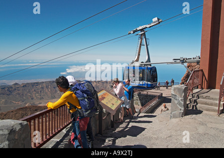 Randonneur à la recherche vers le bas dans le cratère de la partie supérieure de la station du téléphérique sur le Teide sur Tenerife Banque D'Images