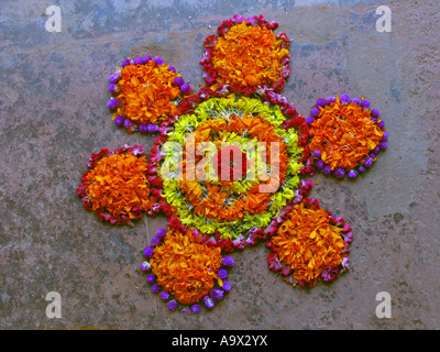 Décoration fleur appelée Athappookalam, faites au cours d'Onam Festival, Kerala, Inde Banque D'Images