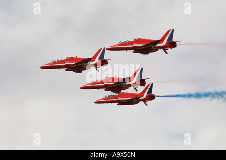 Des flèches rouges RAF BAE Hawk Trainer Affichage Voltige volant en formation serrée Banque D'Images