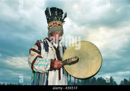 Ancienne danse rituelle chaman effectue les National festival Le Oiyn la Russie Banque D'Images