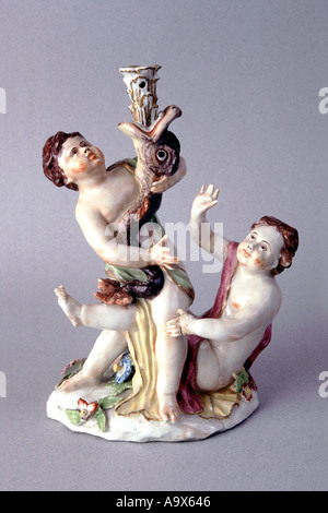 Un chandelier en porcelaine Bow groupe de deux putti avec un dauphin circa 1750-52 Banque D'Images