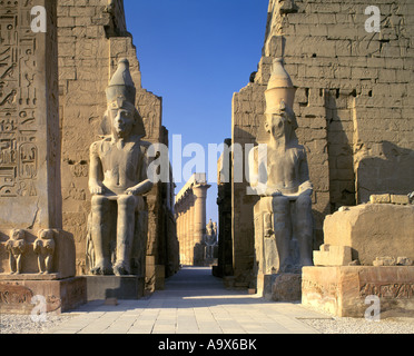 Les Statues des colosses de Ramsès II TEMPLE DE pylône d'entrée RUINES LUXOR LUXOR EGYPTE Banque D'Images
