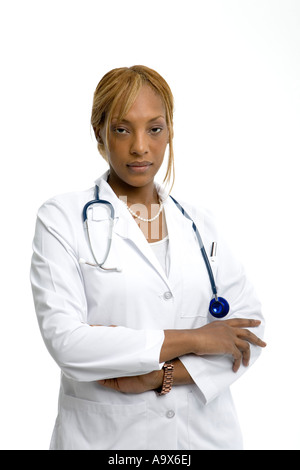 Femme médecin dans une blouse blanche et stéthoscope à de graves et malheureux avec bras croisés Banque D'Images
