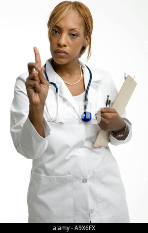 Jeune femme médecin dans une blouse blanche et stéthoscope réprimandant un patient Banque D'Images