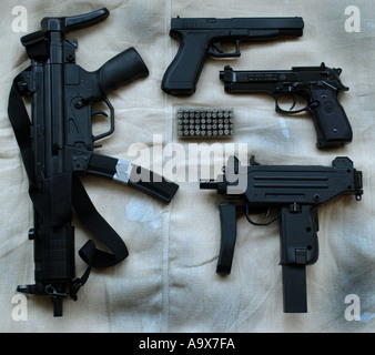 Une sélection d'armes de poing dont une mitrailleuse Uzi sous un Heckler and Koch MP5 Beretta et mitrailleuses Pistolets glock 17L Banque D'Images