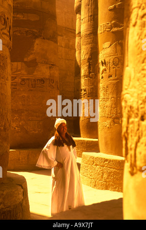 Salle hypostyle GUIDE GRAND TEMPLE D'AMON KARNAK LUXOR EGYPTE RUINES Banque D'Images