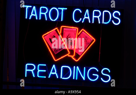 Les relevés de cartes de Tarot en néon Banque D'Images