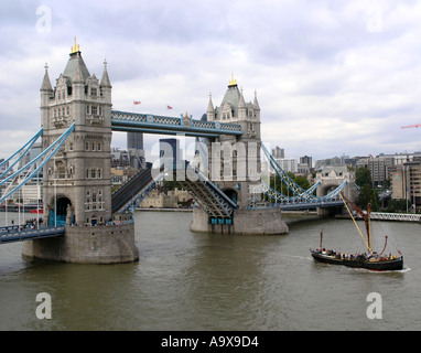 Tower Bridge avec des routes soulevées pour permettre par bateau Banque D'Images