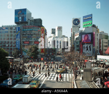 Shibuya passage pour piétons avec des personnes et 109 en arrière-plan le Japon Banque D'Images