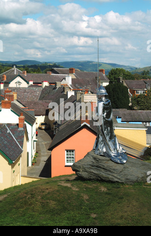 Llywelyn Ap Gruffydd Fychan memorial conçu par Toby et Gédéon Petersen donnant sur une partie de la ville Banque D'Images