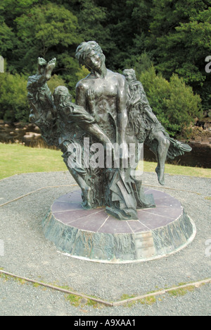 Statue du poète Shelley par le sculpteur Christopher Kelly in 1998 stands au centre d'accueil d'Elan Valley près de la rivière Elan Rhayader Powys pays de Galles Royaume-Uni Banque D'Images