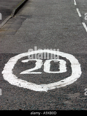 20 miles par heure vitesse limite sign painted on road Banque D'Images