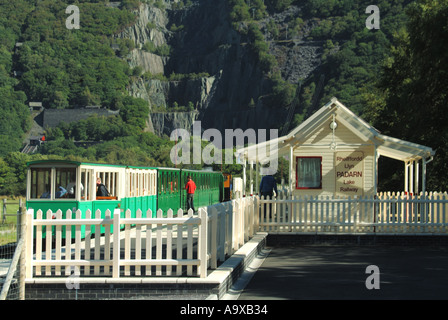 Llanberis gare pour des excursions touristiques à côté du lac Llyn Padarn sur cette ligne à voie étroite Banque D'Images