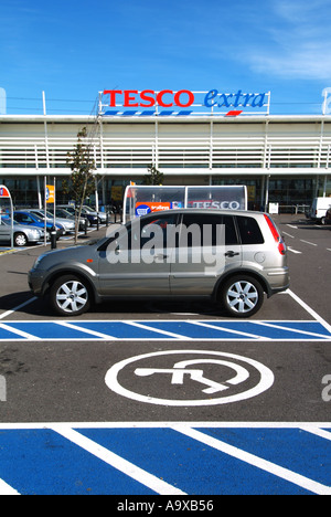 Des places handicapés à un parking de supermarché Banque D'Images