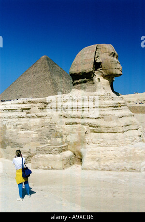 Un touriste à admirer le Sphinx et pyramide de Khéops à Gizeh Le Caire Egypte Banque D'Images