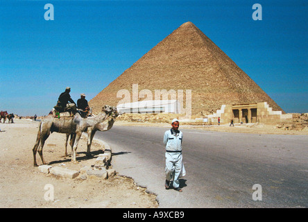 Police touristique sur des chameaux en face de la pyramide de Khéops à Gizeh Le Caire Egypte Banque D'Images