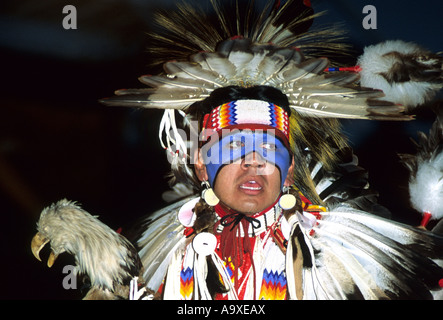 Jeune danseuse de Powpow, une rencontre traditionnelle de Northamerican Indians, USA, Montana, Milk River Banque D'Images