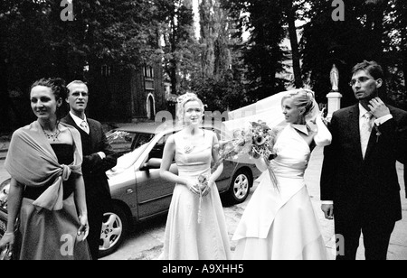 Pologne, Lodz, mariée et le marié avec les invités du mariage (B&W) Banque D'Images