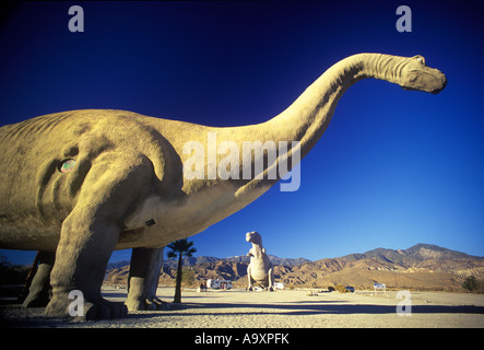 RÉPLIQUES DE DINOSAURES (©CLAUDE BELL 1986) CABAZON TRUCK STOP INTERSTATE ROUTE 10 RIVERSIDE COUNTY CALIFORNIA USA Banque D'Images