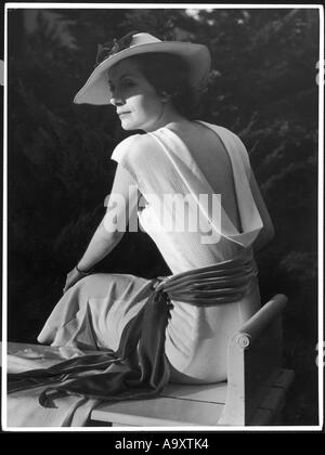 Femme robe blanche 1930 Banque D'Images