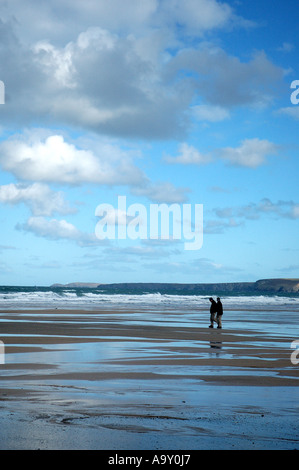 Deux chiffres marche sur la plage. Newquay, Cornwall, UK Banque D'Images
