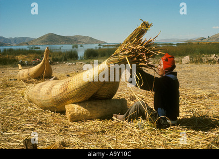 Des pêcheurs Indiens aymaras reed raft appelé balsa de roseaux sur le lac Titicaca Bolivie Île Suriqui Banque D'Images