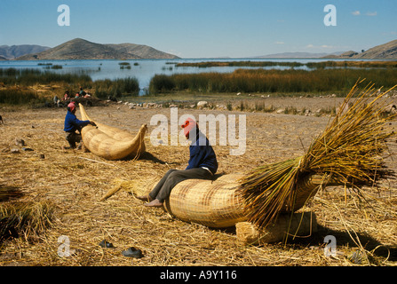 Des pêcheurs Indiens aymaras appelés radeaux de roseaux totora de balsa sur île Suriqui Lac Titicaca Bolivie Banque D'Images