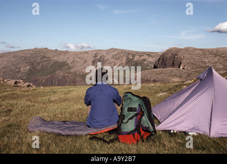 Man enjoying camping léger sur le plateau de Cairngorm dans les Highlands écossais Banque D'Images