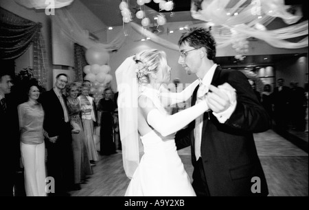 Pologne, Lodz, Bride and Groom dancing au mariage, vue latérale (B&W) Banque D'Images