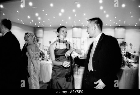 Pologne, Lodz, invités du mariage dansant sur partie (B&W) Banque D'Images