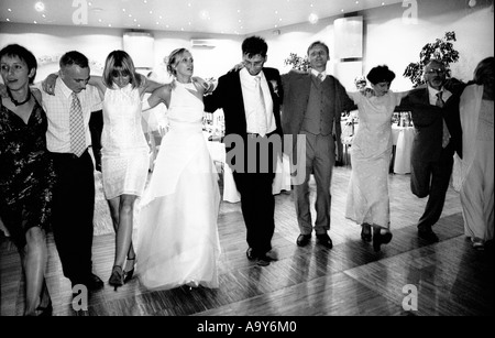 Pologne, Lodz, invités du mariage dancing at party (B&W) Banque D'Images