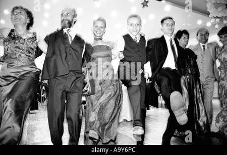Pologne, Lodz, invités du mariage dancing at party, portrait (B&W) Banque D'Images