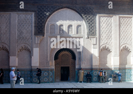 Façade de la cour de la Madrasa Ben Youssef avec des sculptures en stuc, des panneaux sebka, une frise en cèdre et des zelliges colorées, Marrakech. Banque D'Images