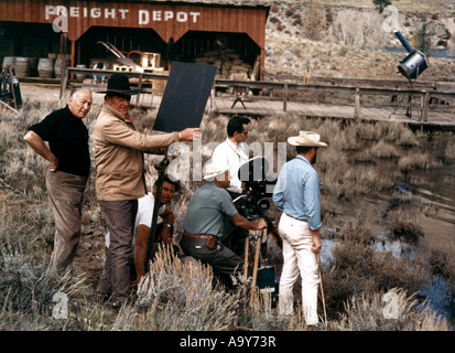 JOHN WAYNE sur l'ensemble de ses 1969 Paramount film 'True Grit ' avec le réalisateur Henry Hathaway caméra derrière Banque D'Images