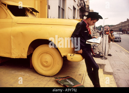 MICHAEL J. POLLARD - l'acteur américain à l'extérieur d'une boutique de mode dans la région de Kings Road, Londres, 1965 environ Banque D'Images