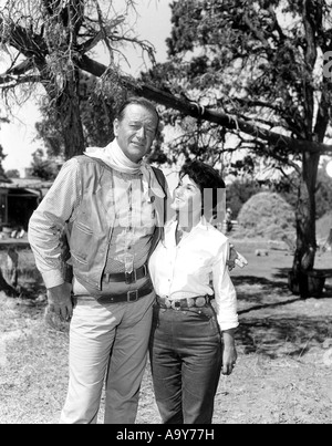 JOHN WAYNE avec son épouse Pilar Banque D'Images