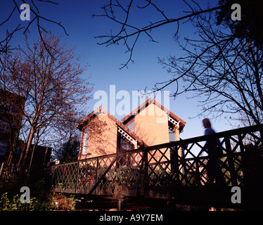 Bâtiment II avec passerelle pour piétons à l'été, printemps, galerie, par la rivière de vie, étudiants, rivière, marche, Banque D'Images