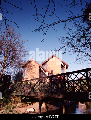 Le bâtiment I avec passerelle pour piétons à l'été, printemps, galerie, par la rivière, les élèves, le mode de vie, rivière, marche, Banque D'Images