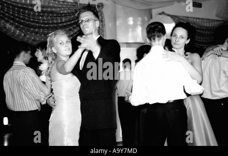 Pologne, Lodz, invités du mariage dancing at party (B&W) Banque D'Images